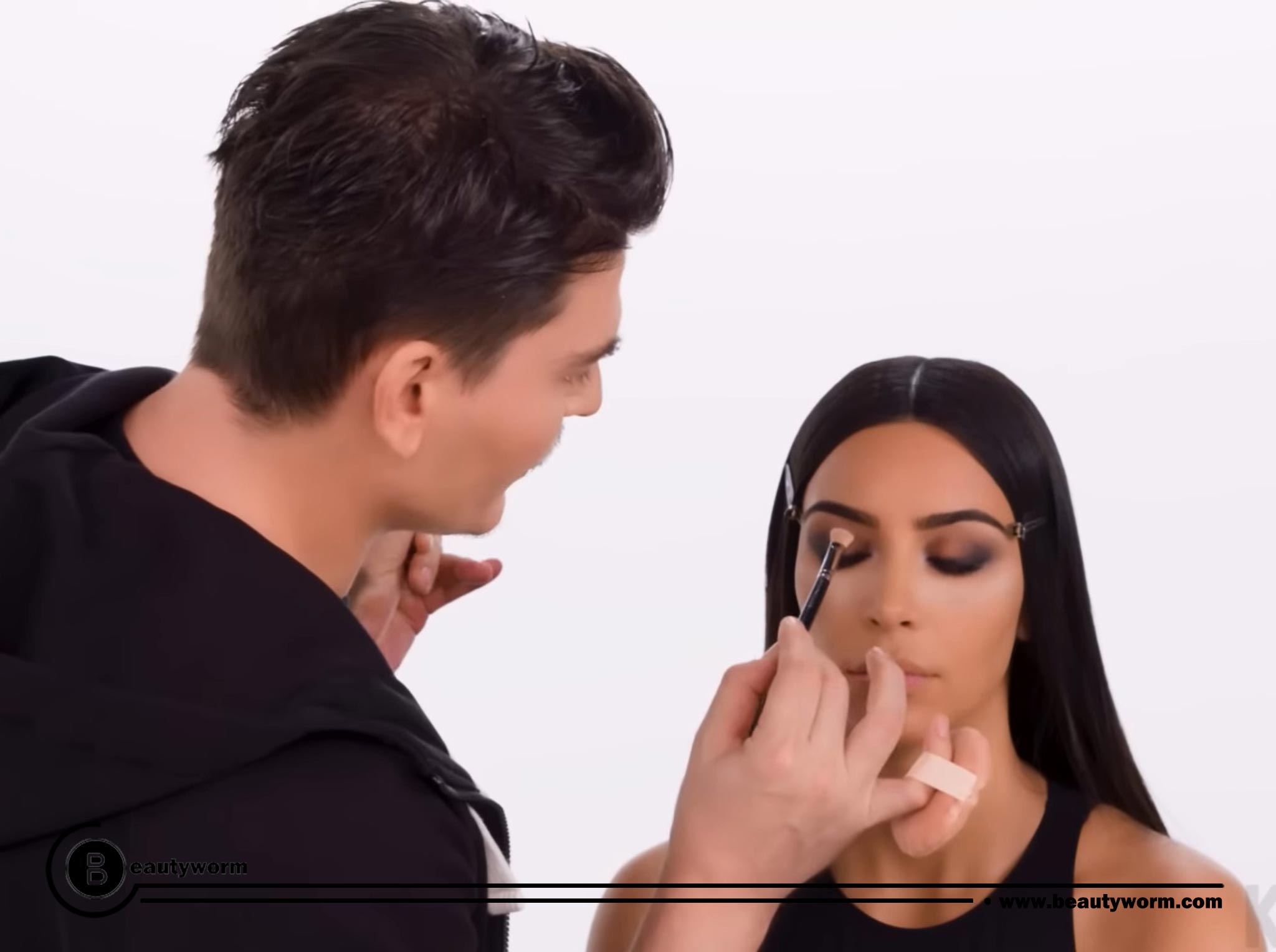 Kim Kardashian proves she's the master of the smokey eye